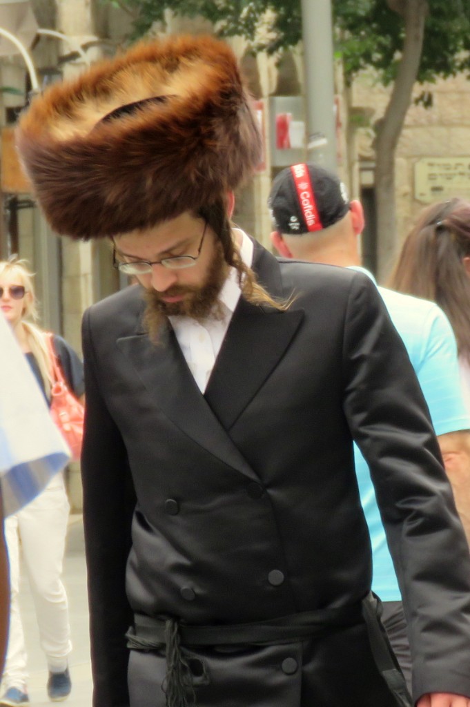 Židé v ulicích Jeruzaléma, slavnostní talit a tfilin a kožešinový Shtreimel