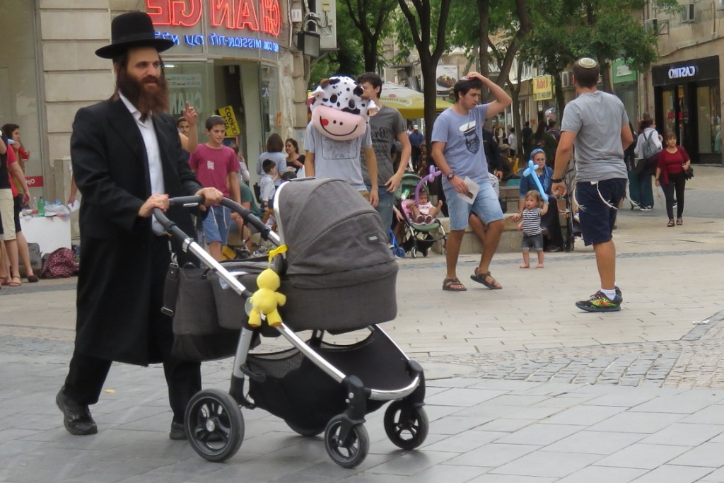 Židé v ulicích Jeruzaléma, tradiční běžný oděv